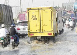 Triều cường cao bất ngờ, nhiều tuyến đường bị ngập