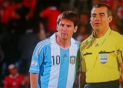 Trọng tài dính 'mưa' gạch đá vì chụp hình với Messi