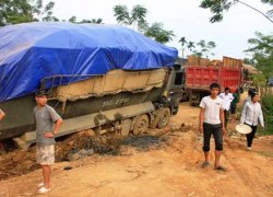 Ùn tắc kéo dài, dân mở đường thu tiền