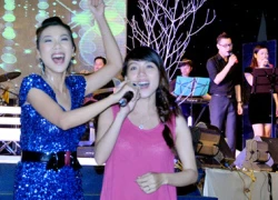 Vợ Nguyễn Văn Chung 'bế bụng bầu' hát trong live show của chồng