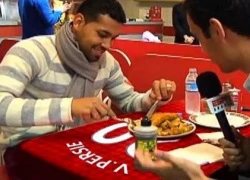 Andre Santos xin áo đồng đội cũ Van Persie về làm... khăn trải bàn?