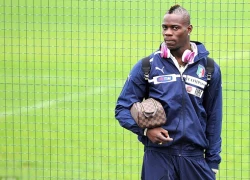 Balotelli bỏ bạn gái đang mang bầu