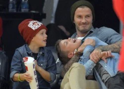 Beckham đùa giỡn với cậu hai Romeo trên khán đài