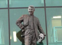 Biếm họa về bức tượng Sir Alex Ferguson tại Old Trafford