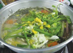 Canh chua cá linh thập cẩm