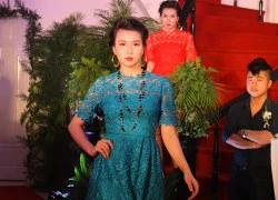 Cặp mẫu song sinh trở lại sàn catwalk