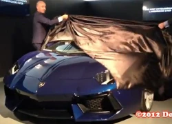 Clip giây phút vén màn Lamborghini Aventador Roadster