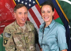 Đặc vụ FBI phanh phui vụ Petraeus bị điều tra