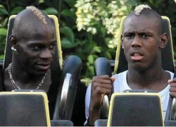 Em trai Balotelli ký hợp đồng "khủng" ngay trên sân