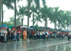 Fan Việt đội mưa hàng giờ đồng hồ chỉ để nhìn thần tượng