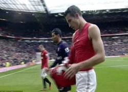 Hậu vệ Arsenal bị "ném đá" dữ dội vì xin áo Van Persie giữa trận