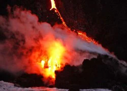 Hawaii: Hàng loạt "suối" dung nham nóng chảy tràn vào đại dương