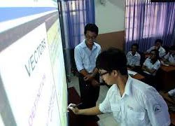 Không dạy và học bằng tiếng nước ngoài với môn chính trị, lịch sử