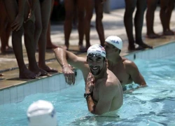 Michael Phelps dạy bơi cho trẻ em Brazil