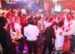 Nghề làm "khách" ăn tiền ở quán bar