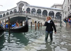 Người dân và du khách Venice bì bõm trong nước ngập