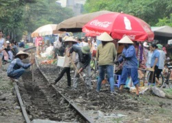 Nguy hiểm và bẩn thỉu ở chợ "lấn chiếm đường sắt"