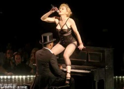 Những hình ảnh khiêu khích trong liveshow của Madonna