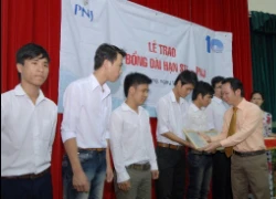 Trao học bổng cho 105 sinh viên khó khăn