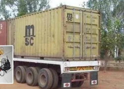 Trộm nhởn nhơ "móc ruột" container