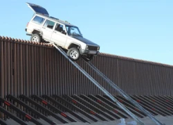 'Xe chở ma túy' kẹt trên hàng rào giữa Mỹ-Mexico