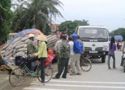 Xe tải tông gãy 2 cây dừa rồi lao vào nhà dân