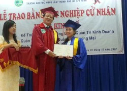 4 sinh viên tốt nghiệp trước thời hạn