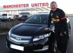 Alex Ferguson phấn khởi nhận Chevrolet Volt