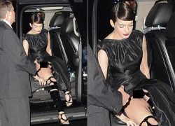 Anne Hathaway quên mặc quần chíp