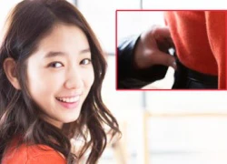 Bàn tay lạ nghịch cạp váy của Park Shin Hye