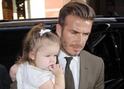 Bé gái nhà Victoria Beckhams 'đỏm dáng' với hàng hiệu