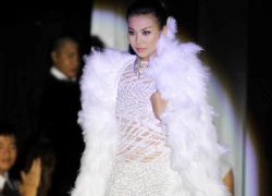 Chân dài phủ trắng sàn catwalk