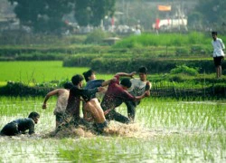 Chở bạn gái đi chơi bị trai làng đánh chết