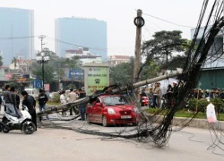 Cột điện đổ đè trúng ôtô