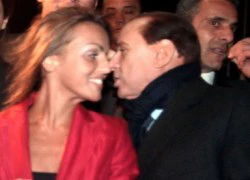 Cựu thủ tướng Italia Berlusconi đính hôn với người đẹp kém 50 tuổi