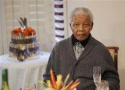 Cựu Tổng thống Nelson Mandela bị "viêm phổi"