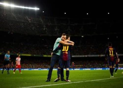 Fan cuồng vào sân ôm chầm lấy Messi