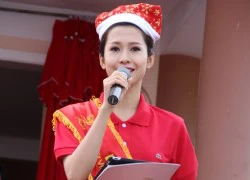 Hoa hậu Thu Quyên hóa "bà già Noel" làm từ thiện