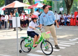 Học sinh tiểu học vui với an toàn giao thông