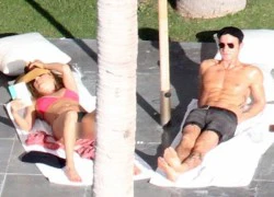 Jennifer Aniston &#8220;lộ hàng&#8221; vì mặc bikini quá bé