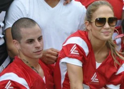 J.Lo tình tứ ngồi lên đùi "phi công trẻ"