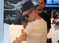 Justin Bieber khoe bắp tay 'tong teo'