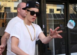 Justin Bieber ném chai nước vào paparazzi