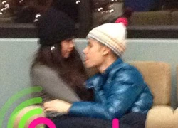 Justin và Selena ôm hôn nhau giữa sân bay