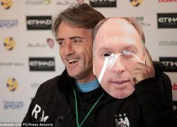 Mancini che giấu khuôn mặt trước báo giới