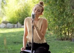 Miley đi chân đất say sưa hát trong vườn