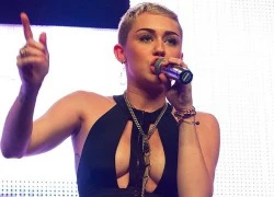 Miley không mặc bra và nhảy với vũ công thoát y