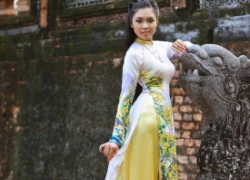 Miss Tài năng HHVN 2012 Xuân Trang rực rỡ tạo dáng lạ với áo dài