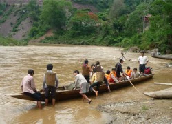 Nghệ An: Thương lắm những học sinh vượt sông đến trường