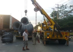 Nhiều cuộn thép nặng hàng chục tấn văng xuống đường